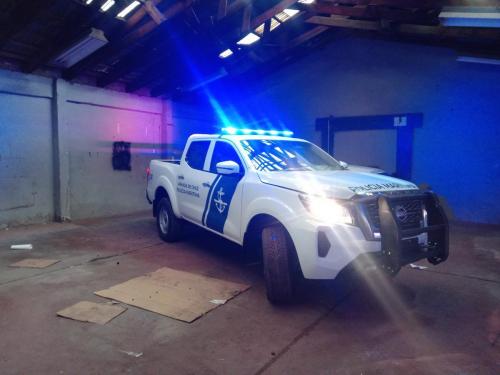 policíamarítima-Camioneta-con-equipamiento-de-luces-de-alerta-alarma-comunicaciones-cámara-protección-frontal